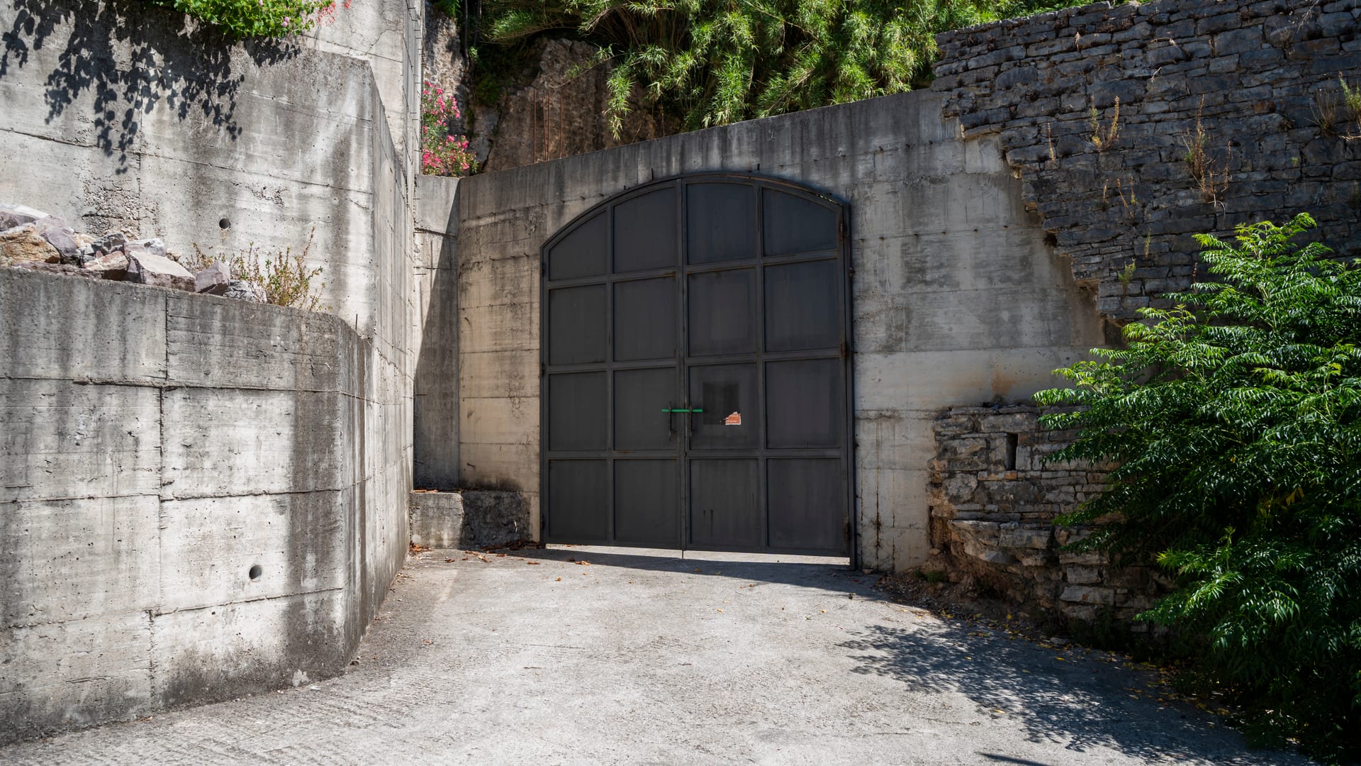 Private parking for Anchora guests — photo 4